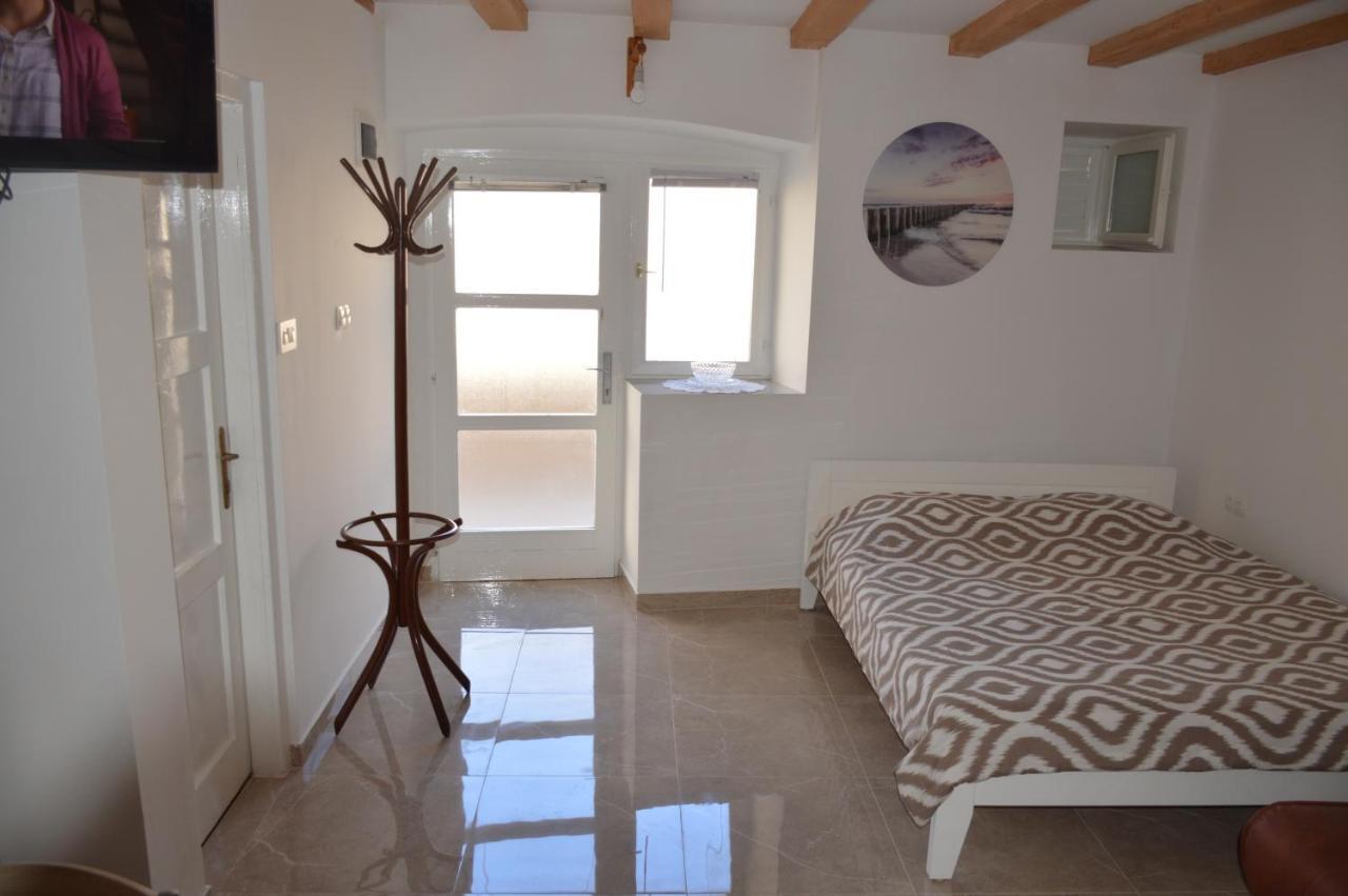 Studio Apartman Kata Prvic Sepurine Buitenkant foto